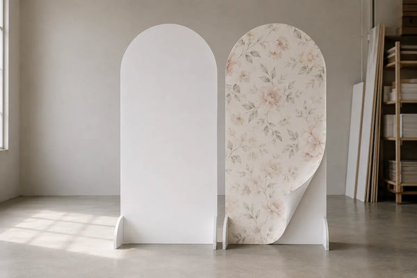 Due pannelli scenografici identici affiancati: uno bianco nudo, l'altro con un rivestimento floreale stampato che si solleva a un angolo